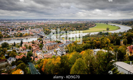 Paesaggio urbano dal schwebebahn stazione di montagna a Dresda loschwitz con la spettacolare Blaues Wunder e l'Elba per tutto il tragitto per il centro città Foto Stock