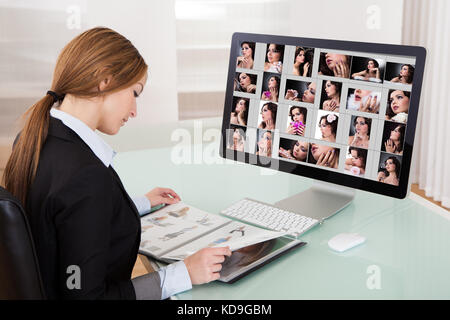 Designer donna che lavorano su computer in ufficio Foto Stock