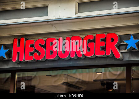 Logo Hesburger a riga, Lettonia. Hesburger è una catena di fast food con sede a Turku, Finlandia Foto Stock