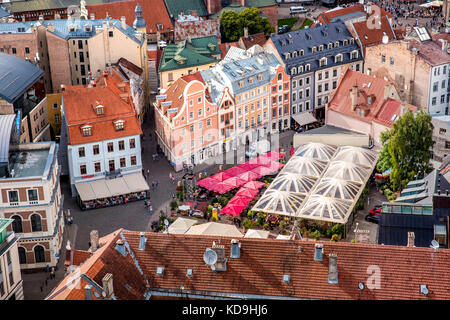 Central old town squre con toursits nella città di Riga, Lettonia Foto Stock