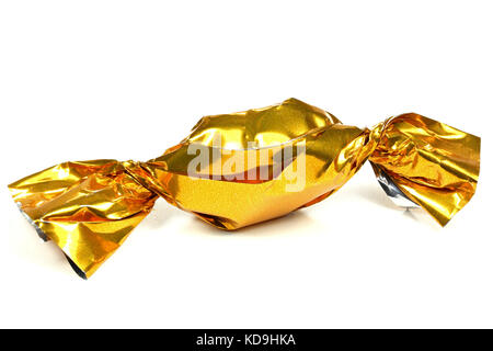 Candy in golden involucro isolato su sfondo bianco Foto Stock