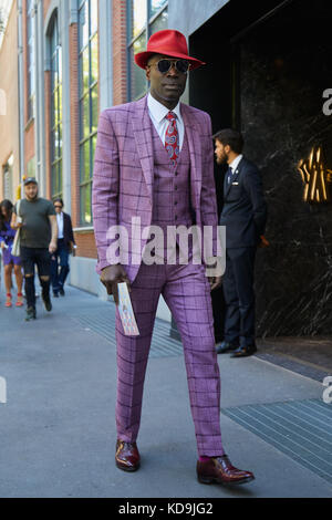 Milano - 21 settembre: uomo con viola tuta a scacchi e Red Hat prima di fendi fashion show, la settimana della moda milanese street style on September 21, 2017 in m Foto Stock