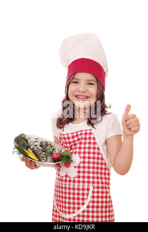 Felice bambina cook con trote e pesce pollice in alto Foto Stock