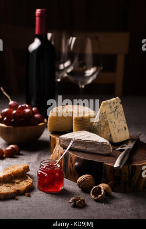 Scheda di formaggio, vino e frutta Foto Stock