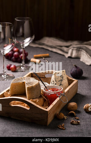 Vassoio di formaggi, frutta a guscio e frutta Foto Stock