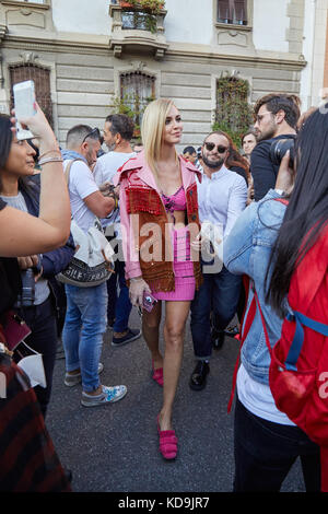 MILANO - 21 SETTEMBRE: Chiara Ferragni con abbigliamento e scarpe rosa prima della sfilata Prada, Milano Fashion Week Street style il 21 settembre 2017 in Foto Stock