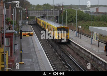 14/04/2017 Birkenhead stazione ferroviaria nord. Merseyrail 507031 + 508114 lavorando il 1553 New Brighton - Liverpool James Street Foto Stock