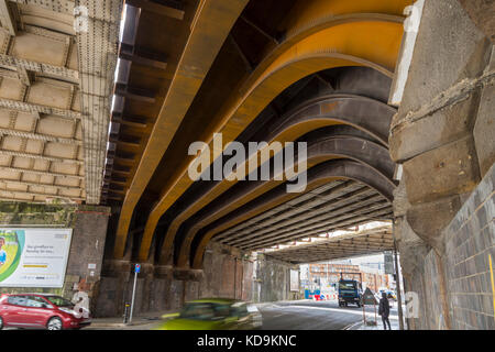 Nuovo in acciaio Corten travi sostituzione travi in stile vittoriano, per la corda Ordsall rail link project, Chapel Street, Salford, Manchester, Inghilterra, Regno Unito Foto Stock