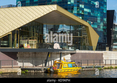 L'Alchimista Ristorante e bar (Reid architetti) e un Waxi taxi acqueo, Salford Quays, Manchester, Regno Unito. Foto Stock