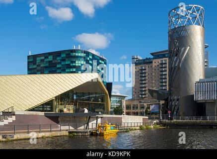 L'Alchimista Ristorante e bar (Reid architetti) e un Waxi taxi acqueo, Salford Quays, Manchester, Regno Unito. Il Lowry edificio sulla destra. Foto Stock