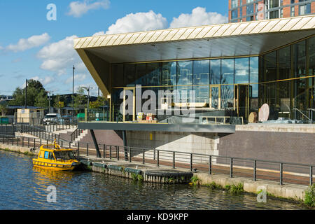 L'Alchimista Ristorante e bar (Reid architetti) e un Waxi taxi acqueo, Salford Quays, Manchester, Regno Unito. Foto Stock