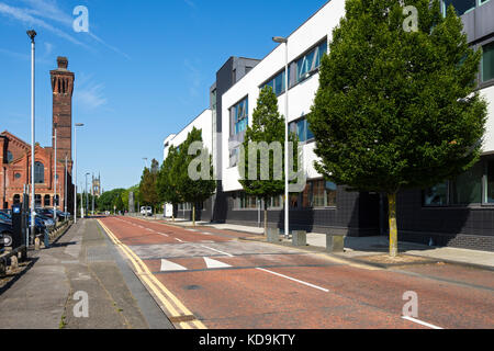 I vecchi bagni termali (a sinistra) e moderni edifici per uffici, Stamford St. West, Ashton Under Lyne, Tameside, Manchester, Inghilterra, Regno Unito Foto Stock