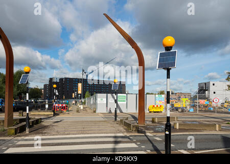 Un pedone (zebra) incrocio con energia solare luci di segnalazione (Belisha beacon) Old Mill Street, Ancoats, Manchester, Inghilterra, Regno Unito Foto Stock