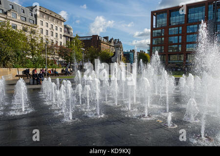 Le fontane in Piccadilly Gardens, Manchester, Inghilterra, Regno Unito Foto Stock