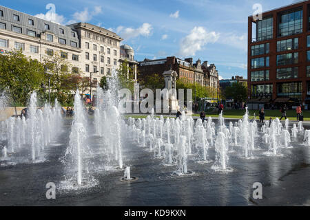 Le fontane in Piccadilly Gardens, Manchester, Inghilterra, Regno Unito Foto Stock
