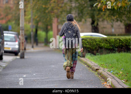 Grunge hipster ragazza di moda a piedi visto da dietro govanhill Glasgow Street scena Foto Stock