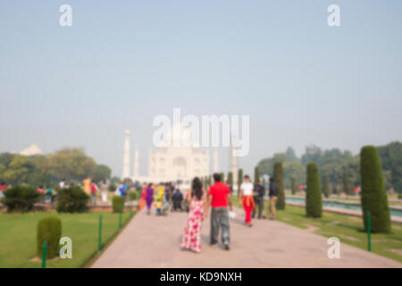 Foto sfocata, un giovane sta andando lungo il viale che conduce al magnifico Taj Mahal di Agra, India Foto Stock