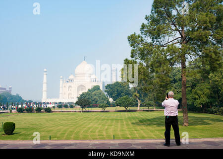 Un bel vecchio uomo è scattato una foto al magnifico Taj Mahal di Agra, India Foto Stock