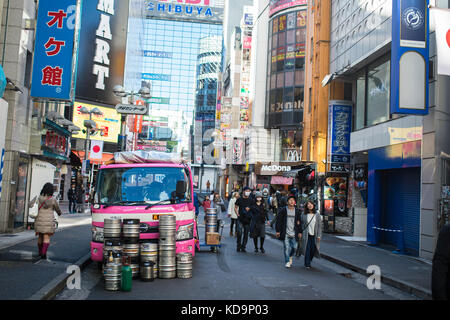 TOKYO - GIAPPONE - Gennaio 4, 2017. Una rosa carrello con barili è parcheggiato nelle strade di Shinjuku mentre la gente a piedi intorno a. Shinjuku è un reparto speciale ho Foto Stock