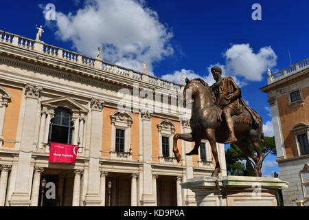 Musei Capitolini nel centro di Roma, il più antico museo pubblico in tutto il mondo, con la statua equestre di imperatore romano Marco Aurelio Foto Stock