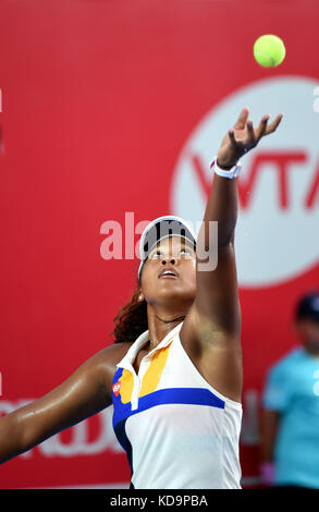 Hong Kong, Cina. 11 ottobre 2017. Il giapponese Naomi Osaka serve durante la partita del secondo turno contro Venus Williams degli Stati Uniti d'America al WTA Hong Kong Tennis Open 2017 a Hong Kong, Cina meridionale, 11 ottobre 2017. Crediti: Lo Ping fai/Xinhua/Alamy Live News Foto Stock