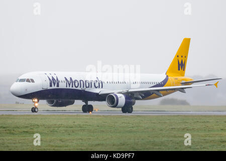 Luton, Bedfordshire, Regno Unito. . Undicesimo oct, 2017. Airbus A321, G-mara, della Monarch Airlines prende il largo per l'ultima volta da luton mercoledì 11 ottobre 2017 a seguito del crollo del regno unito in base portante la settimana precedente lunedì 2 ottobre 2017. Credito: nick whittle/alamy live news Foto Stock