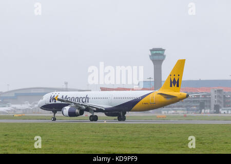 Luton, Bedfordshire, Regno Unito. . Undicesimo oct, 2017. Airbus A321, G-mara, della Monarch Airlines prende il largo per l'ultima volta da luton mercoledì 11 ottobre 2017 a seguito del crollo del regno unito in base portante la settimana precedente lunedì 2 ottobre 2017. Credito: nick whittle/alamy live news Foto Stock