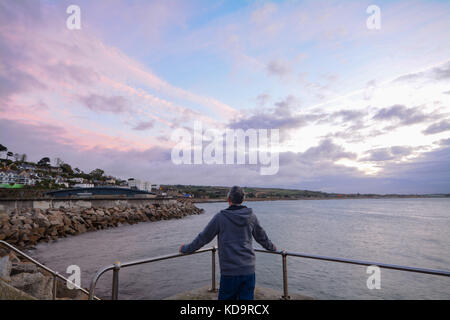 Penzance, Cornwall, Regno Unito. 11 ottobre 2017. Regno Unito Meteo. Le nubi sollevate brevemente al tramonto su Penzance, tuttavia un panno di giornata è stato previsto. Credito: Simon Maycock/Alamy Live News Foto Stock