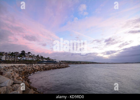 Penzance, Cornwall, Regno Unito. 11 ottobre 2017. Regno Unito Meteo. Le nubi sollevate brevemente al tramonto su Penzance, tuttavia un panno di giornata è stato previsto. Credito: Simon Maycock/Alamy Live News Foto Stock