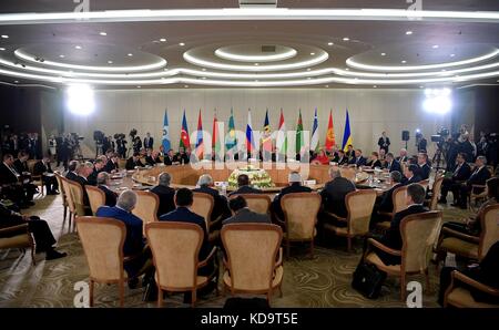 Sochi, Russia. 11 ottobre 2017. Il presidente russo Vladimir Putin ospita la sessione ampliata del vertice della Comunità degli Stati indipendenti l'11 ottobre 2017 a Sochi, in Russia. Crediti: Planetpix/Alamy Live News Foto Stock