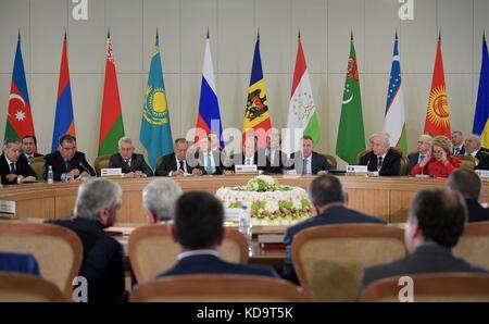 Sochi, Russia. 11 ottobre 2017. Il presidente russo Vladimir Putin ospita la sessione ampliata del vertice della Comunità degli Stati indipendenti l'11 ottobre 2017 a Sochi, in Russia. Crediti: Planetpix/Alamy Live News Foto Stock