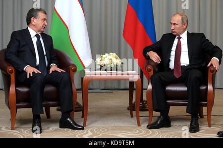 Sochi, Russia. 11 ottobre 2017. Il presidente russo Vladimir Putin durante un incontro bilaterale con il presidente uzbeko Shavkat Mirziyoyev, a sinistra, a margine del vertice della CSI nella residenza di Bocharov Ruchei l'11 ottobre 2017 a Sochi, in Russia. Crediti: Planetpix/Alamy Live News Foto Stock