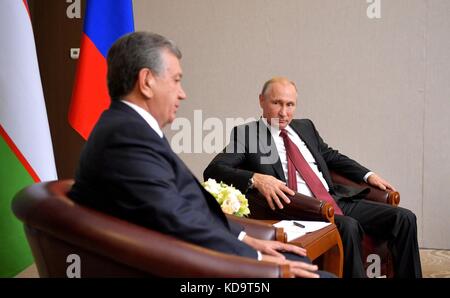 Sochi, Russia. 11 ottobre 2017. Il presidente russo Vladimir Putin durante un incontro bilaterale con il presidente uzbeko Shavkat Mirziyoyev, a sinistra, a margine del vertice della CSI nella residenza di Bocharov Ruchei l'11 ottobre 2017 a Sochi, in Russia. Crediti: Planetpix/Alamy Live News Foto Stock