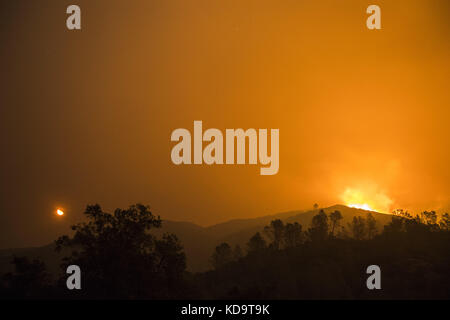 11 ottobre 2017 - Solano County/Napa County, CA, USA - l'Atlas Fire brucia martedì notte tardi.immagine di esposizione lunga. Il fuoco dell'Atlante brucia nelle contee di Napa e Solano lunedì sera 10 ottobre 2017. Il fuoco era contenuto al 3% e aveva bruciato 25,000 acri. Le strutture multiple sono state distrutte mentre gli equipaggi hanno combattuto i venti forti e la vegetazione asciutta di toder dopo gli incendi multipli bruciati nella zona. Credit: Stuart Palley/ZUMA Wire/Alamy Live News Foto Stock