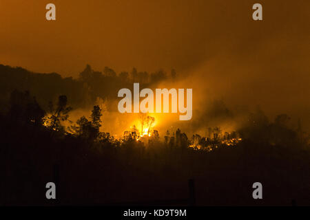 11 ottobre 2017 - Solano County/Napa County, CA, USA - l'Atlas Fire brucia martedì notte tardi.immagine di esposizione lunga. Il fuoco dell'Atlante brucia nelle contee di Napa e Solano lunedì sera 10 ottobre 2017. Il fuoco era contenuto al 3% e aveva bruciato 25,000 acri. Le strutture multiple sono state distrutte mentre gli equipaggi hanno combattuto i venti forti e la vegetazione asciutta di toder dopo gli incendi multipli bruciati nella zona. Credit: Stuart Palley/ZUMA Wire/Alamy Live News Foto Stock