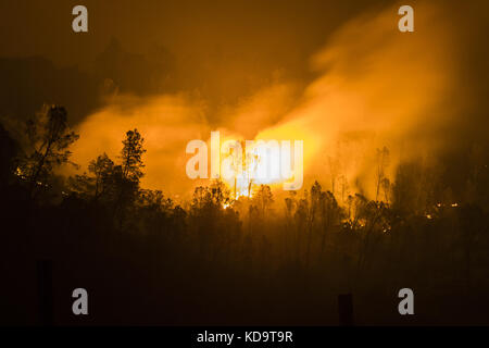 11 ottobre 2017 - Solano County/Napa County, CA, USA - l'Atlas Fire brucia martedì notte tardi.immagine di esposizione lunga. Il fuoco dell'Atlante brucia nelle contee di Napa e Solano lunedì sera 10 ottobre 2017. Il fuoco era contenuto al 3% e aveva bruciato 25,000 acri. Le strutture multiple sono state distrutte mentre gli equipaggi hanno combattuto i venti forti e la vegetazione asciutta di toder dopo gli incendi multipli bruciati nella zona. Credit: Stuart Palley/ZUMA Wire/Alamy Live News Foto Stock