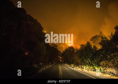 11 ottobre 2017 - Solano County/Napa County, CA, USA - l'Atlas Fire brucia martedì notte tardi fuori Woodley Canyon Road.Long immagine di esposizione. Il fuoco dell'Atlante brucia nelle contee di Napa e Solano lunedì sera 10 ottobre 2017. Il fuoco era contenuto al 3% e aveva bruciato 25,000 acri. Le strutture multiple sono state distrutte mentre gli equipaggi hanno combattuto i venti forti e la vegetazione asciutta di toder dopo gli incendi multipli bruciati nella zona. Credit: Stuart Palley/ZUMA Wire/Alamy Live News Foto Stock