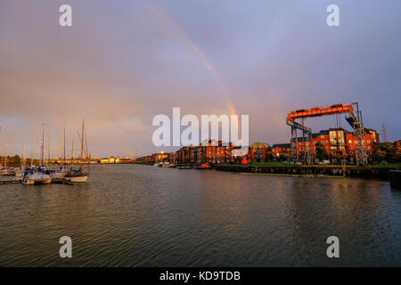 Preston, Regno Unito. 11 ottobre 2017. uk meteo. Dopo un giorno di pioggia in Lancashire, il sole è apparso brevemente prima del tramonto, creando un arcobaleno su preston di Albert Dock. Il dock celbrated sua 125th compleanno questo anno e quando è stato costruito il più grande singolo dock in Europa. Credito: Paolo melling/alamy live news Foto Stock