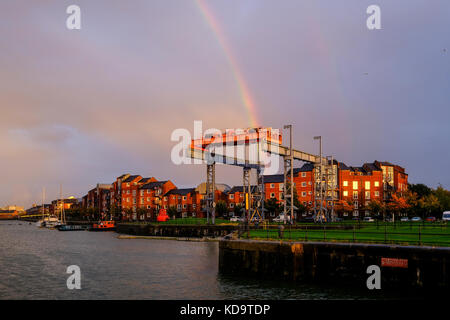 Preston, Regno Unito. 11 ottobre 2017. uk meteo. Dopo un giorno di pioggia in Lancashire, il sole è apparso brevemente prima del tramonto, creando un arcobaleno su preston di Albert Dock. Il dock celbrated sua 125th compleanno questo anno e quando è stato costruito il più grande singolo dock in Europa. Credito: Paolo melling/alamy live news Foto Stock