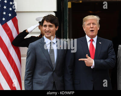 Washington, Stati Uniti. 11 ottobre 2017. Il presidente degli Stati Uniti Donald Trump (R) dà il benvenuto al primo ministro canadese Justin Trudeau alla Casa Bianca di Washington, DC, negli Stati Uniti, l'11 ottobre 2017. Trump ha incontrato Trudeau mercoledì in mezzo a nuovi negoziati NAFTA. Crediti: Yin Bogu/Xinhua/Alamy Live News Foto Stock