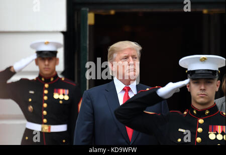 Washington, Stati Uniti. 11 ottobre 2017. Il presidente degli Stati Uniti Donald Trump (C) va a trovare il primo ministro canadese Justin Trudeau alla Casa Bianca di Washington, DC, negli Stati Uniti, l'11 ottobre 2017. Trump ha incontrato Trudeau mercoledì in mezzo a nuovi negoziati NAFTA. Crediti: Yin Bogu/Xinhua/Alamy Live News Foto Stock