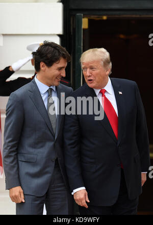 Washington, Stati Uniti. 11 ottobre 2017. Il presidente degli Stati Uniti Donald Trump (R) dà il benvenuto al primo ministro canadese Justin Trudeau alla Casa Bianca di Washington, DC, negli Stati Uniti, l'11 ottobre 2017. Trump ha incontrato Trudeau mercoledì in mezzo a nuovi negoziati NAFTA. Crediti: Yin Bogu/Xinhua/Alamy Live News Foto Stock