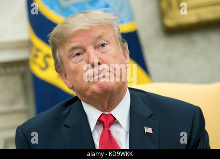 Washington DC, Stati Uniti. 11th ottobre 2017. Il presidente degli Stati Uniti Donald Trump parla ai giornalisti durante un incontro con il primo ministro canadese Justin Trudeau, la prima signora Melania Trump e la moglie di Trudeau Sophie Grégoire nell'Ufficio ovale presso la Casa Bianca di Washington, DC, l'11 ottobre 2017. Credito: Kevin Dietsch/Pool via CNP /MediaPunch credito: MediaPunch Inc/Alamy Live News Foto Stock