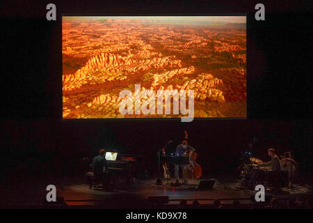 Londra, Regno Unito. Undicesimo oct, 2017. gogo penguin eseguire il loro nuovo cliente a Godfrey Reggio la setta di pellicola capolavoro koyaanisqatsiin presso il Barbican a Londra. photo data: mercoledì 11 ottobre, 2017. Foto di credito dovrebbe leggere: roger garfield/alamy live news Foto Stock