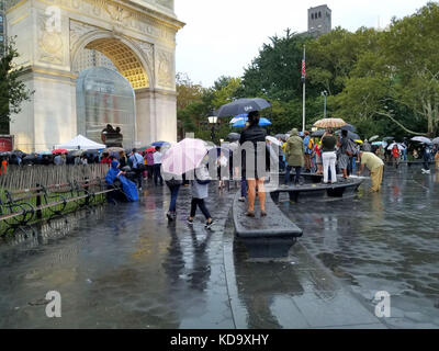 New York City, USA. 11th Ott 2017. Partecipanti alla cerimonia di apertura di una delle installazioni di ai Weiwei a Washington Square Park. Il Public Art Fund presenta la mostra "Good Fences Make Good Neighbors" di ai in tutta la città fino al febbraio 2018. Credit: Ward Pettibone/Alamy Live News Foto Stock