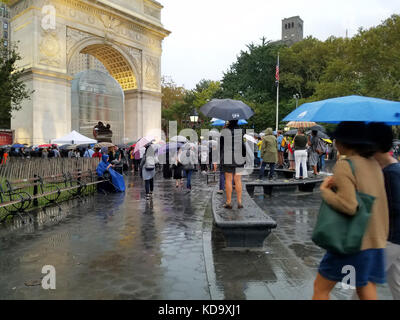 New York City, USA. 11th Ott 2017. Partecipanti alla cerimonia di apertura di una delle installazioni di ai Weiwei a Washington Square Park. Il Public Art Fund presenta la mostra "Good Fences Make Good Neighbors" di ai in tutta la città fino al febbraio 2018. Credit: Ward Pettibone/Alamy Live News Foto Stock