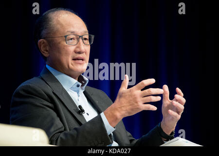 Washington, DC, USA. 11 ottobre 2017. Il presidente della Banca Mondiale Jim Yong Kim parla ad una riunione della Civil Society Townhall presso la sede della Banca Mondiale a Washington, DC, negli Stati Uniti, 11 ottobre 2017. Crediti: Ting Shen/Xinhua/Alamy Live News Foto Stock