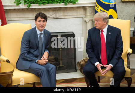 Washington, Stati Uniti. 11 ottobre 2017. Il primo ministro canadese Justin Trudeau parla al fianco del presidente degli Stati Uniti Donald Trump durante un incontro presso l'Ufficio ovale alla Casa Bianca di Washington, DC, l'11 ottobre 2017. Credito: Kevin Dietsch/Pool via CNP - NESSUN SERVIZIO DI TELECOMUNICAZIONE · credito: Kevin Dietsch/Pool/Consolidated/dpa/Alamy Live News Foto Stock