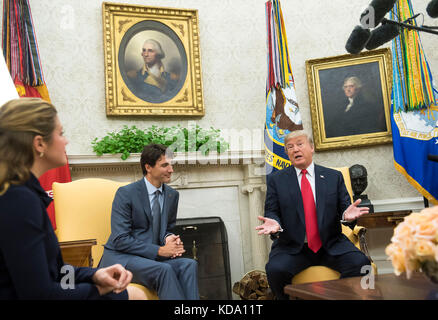 Washington, Stati Uniti. 11 ottobre 2017. Il presidente degli Stati Uniti Donald Trump parla al fianco del primo ministro canadese Justin Trudeau durante un incontro presso l'Ufficio ovale alla Casa Bianca di Washington, DC, l'11 ottobre 2017. Credito: Kevin Dietsch/Pool via CNP - NESSUN SERVIZIO DI TELECOMUNICAZIONE · credito: Kevin Dietsch/Pool/Consolidated/dpa/Alamy Live News Foto Stock