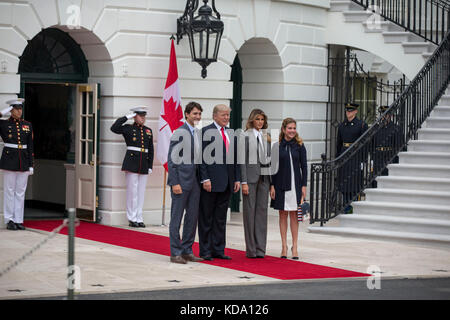 Washington, Stati Uniti. 11 ottobre 2017. Il presidente degli Stati Uniti Donald J. Trump e la First Lady degli Stati Uniti Melania Trump salutano il primo ministro del Canada Justin Trudeau e sua moglie Sophie Grégoire mentre li accolgono alla Casa Bianca l'11 ottobre 2017 a Washington, DC Credit: Alex Edelman/CNP - NO WIRE SERVICE · Credit: Alex Edelman/Consolidated/dpa/Alamy Live News Foto Stock